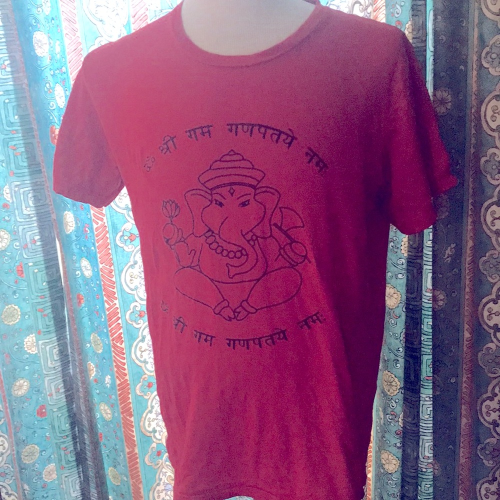 “ Me to we “style large red T-shirt Ganesha, Tibetan